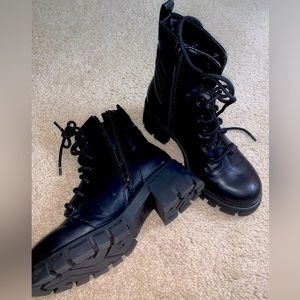 Black Lace-up Chunky booties!